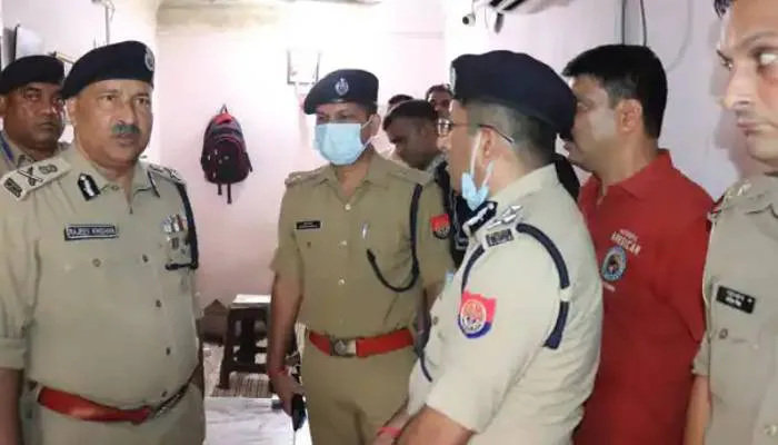 आगरा: बदमाशों ने कोरियर कंपनी पर बोला धावा, कर्मचारियों को बंधक बनाकर की 40 लाख की लूट