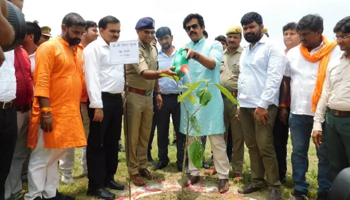 गोरखपुर: सांसद रवि किशन व एडीजी जोन ने किया पौधरोपण, पर्यावरण संरक्षण की अपील