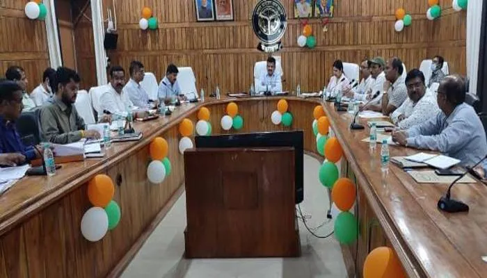 बहराइच: समीक्षा बैठक में बोले डीएम- 16 जुलाई से विद्यालयों में झंडा बनाने की करें प्रतियोगिता