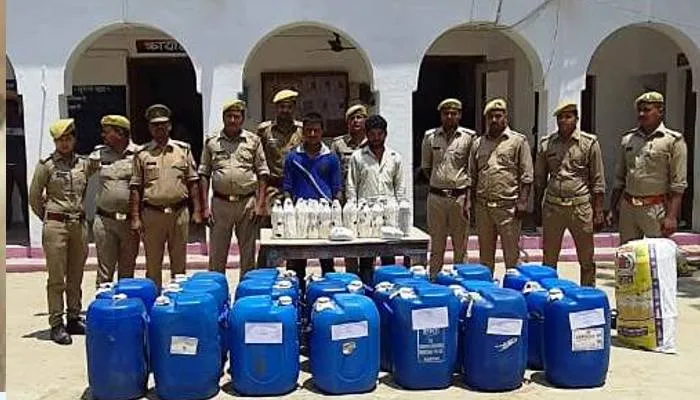 बहराइच: एक हजार लीटर कच्ची शराब के साथ पुलिस ने दो लोगों को किया गिरफ्तार