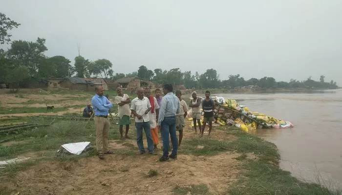 बहराइच: सरयू नदी का बढ़ा जलस्तर, एक दर्जन गांव मुहाने पर, बचाव के लिये सिंचाई विभाग ने शुरू की कवायद