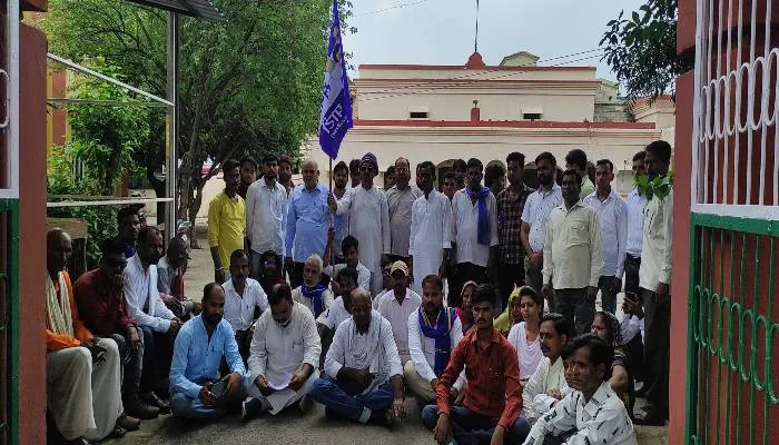 सीतापुर: चन्द्रशेखर की गिरफ्तारी के विरोध में समर्थकों ने किया प्रदर्शन, सौपा ज्ञापन