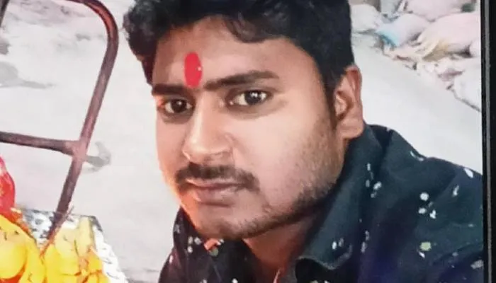 उन्नाव: टीन शेड गिरने से घायल फैक्ट्री श्रमिक की मौत, मुआवजे की मांग को लेकर परिजनों ने किया प्रदर्शन