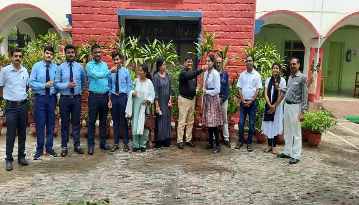 बहराइच: सीबीएसई बोर्ड परीक्षा के इंटर में शिवा और हाई स्कूल में आदित्य ने जिला टॉप, परीक्षा परिणाम आते ही झूम उठे छात्र