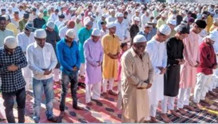 लखनऊ: राजधानी में हर्षोल्लास के साथ मनाया जा रहा ईद-उल-अजहा का त्योहार, धारा 144 लागू