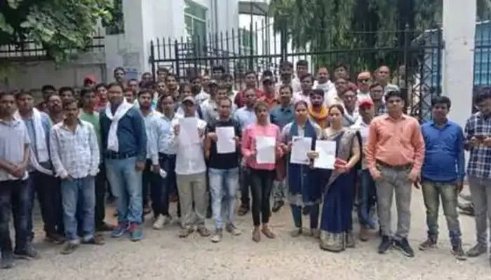 प्रयागराज: शिक्षक भर्ती के अवशेष पैनल में चयनित अभ्यर्थियों ने की विद्यालय आवंटन की मांग