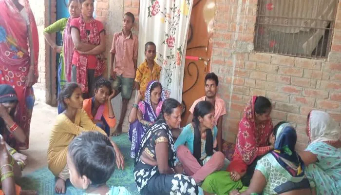 सुल्तानपुर सड़क हादसे में मारे गए पांच लोगों का एक साथ किया गया अंतिम संस्कार, सांत्वना देने वालों का लग रहा तांता