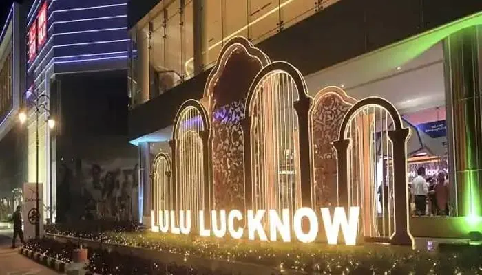 लखनऊ LULU Mall में नमाज पढ़ने वालों पर प्रशासन का एक्शन, हिरासत में लिए गए चार युवक