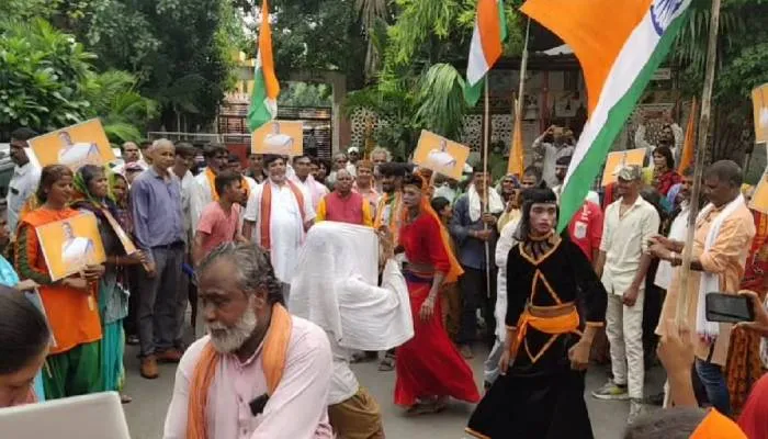 लखनऊ: द्रोपदी मुर्मू के राष्ट्रपति बनने पर लोगों ने जताई खुशी, हाथ में तिरंगा लेकर सड़कों पर उतरे लोग