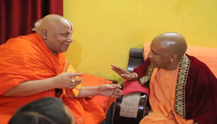 चित्रकूट: भगवान राम की तपोस्थली में स्वामी रामभद्राचार्य से मिले मुख्यमंत्री योगी, जाना हाल