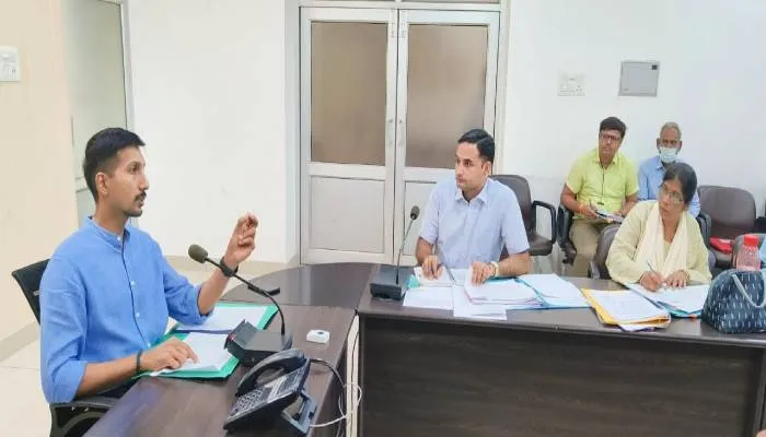 कानपुर: ‘शिक्षा का अधिकार’ कानून की धज्जियां उड़ा रहे अधिकारियों पर बिफरे डीएम, लगाई फटकार