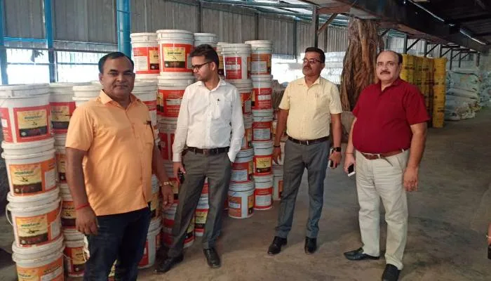 बहराइच: पारले चीनी मिल में जिला कृषि अधिकारी ने टीम के साथ मारा छापा, जैविक खाद के पांच नमूना जांच के लिये भेजा