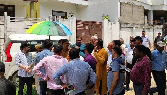 गोरखपुर: सड़क व नाली की समस्या से जूझ रहे मानस विहार कॉलोनी के लोगों ने किया नगर आयुक्त का घेराव