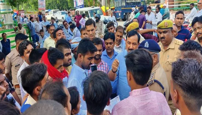 सुल्तानपुर: नाराज छात्रों ने एबीवीपी पदाधिकारियों के साथ घेरा डीएम कार्यालय
