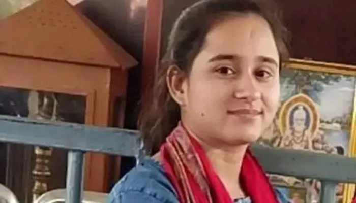 कानपुर: चलती ट्रेन के गेट पर खड़ी युवती का अचानक फिसला पांव, मौत