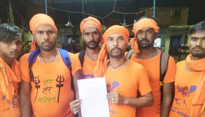 बाराबंकी: कांवड़ यात्रियों ने समुदाय विशेष के लोगों पर लगाया अभद्रता करने का आरोप, दी तहरीर