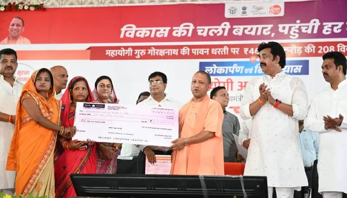 गोरखपुर को सीएम योगी ने दी 464 करोड़ रुपए की परियोजनाओं की सौगात, कहा- नीयत साफ हो तो मिलता है विधाता का भी साथ
