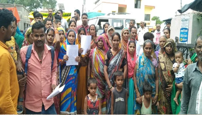 उन्नाव: घरों में जलभराव होने से परेशान लोगों ने तहसील पहुंचकर किया हंगामा