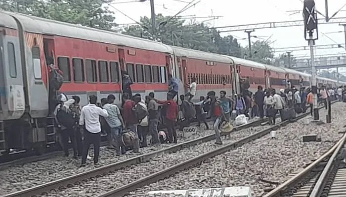 गोंडा: मुंबई से गोरखपुर जा रही लोकमान्य एक्सप्रेस का ब्रेक जाम होने से लगी आग, मचा हड़कंप