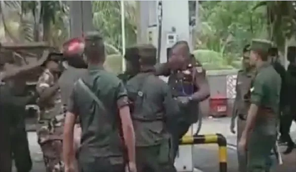 Sri Lanka Crisis: श्रीलंका में पेट्रोल पंप पर सेना ने नागरिक को पीटा, वायरल हुआ वीडियो