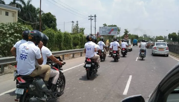 उन्नाव: दिल्ली के लिए रवाना हुई आरपीएफ जवानों की बाइक रैली, अधिकारियों ने दिखाई झांडी
