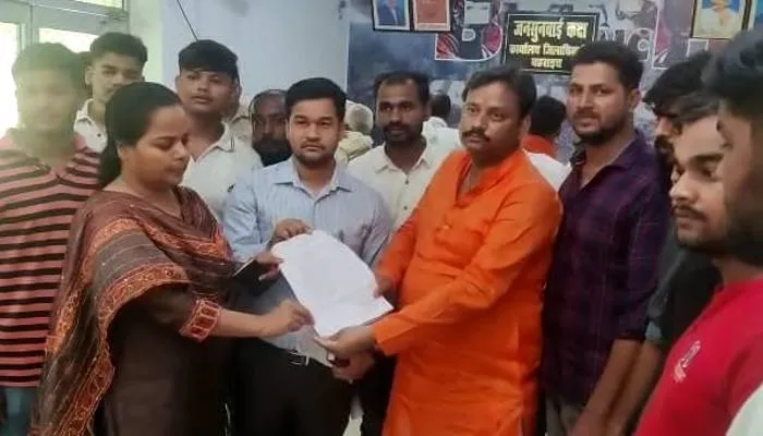 बहराइच: भाजपा कार्यकर्ता ने मेडिकल कॉलेज में तैनात डॉक्टरों पर आरोप लगाते हुए सौंपा ज्ञापन, जानें पूरा मामला