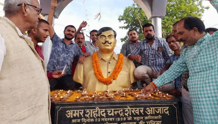 गोरखपुर: चंद्रशेखर आजाद की 116वीं जयंती की पूर्व संध्या पर आयोजित हुआ पुष्पांजलि व दीपांजलि का कार्यक्रम
