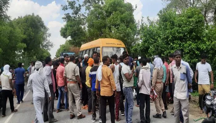 कानपुर देहात: स्कूली बस व ऑटो में हुई जोरदार भिड़ंत, एक की मौत, चार घायल… बाल-बाल बचे छात्र