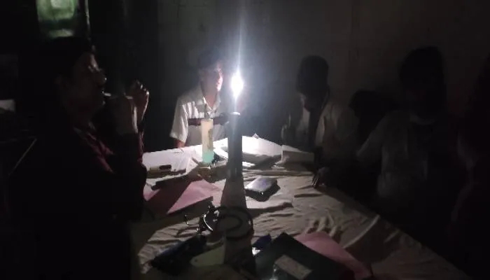 सीतापुर: जिला अस्पताल में गुल हुई बिजली तो डॉक्टरों ने टार्च जलाकर किया मरीजों का इलाज
