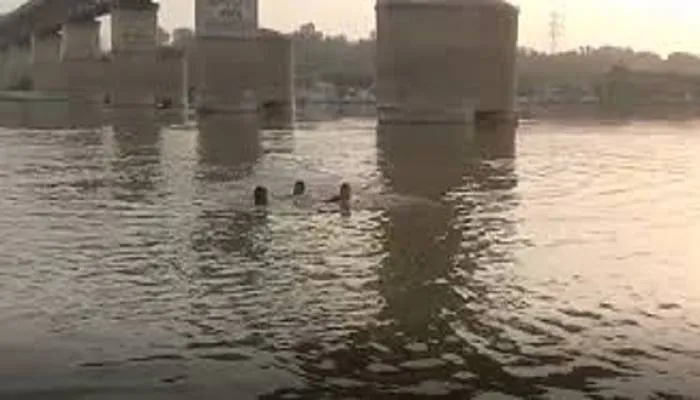 कानपुर: गंगा में नहाने गये दो युवकों की डूबने से मौत, परिजनों का रो रोकर बुरा हाल