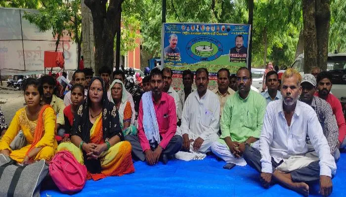 सीतापुर: अवैध कब्जे को लेकर भड़के ग्रामीणों ने किया प्रदर्शन, सौंपा ज्ञापन