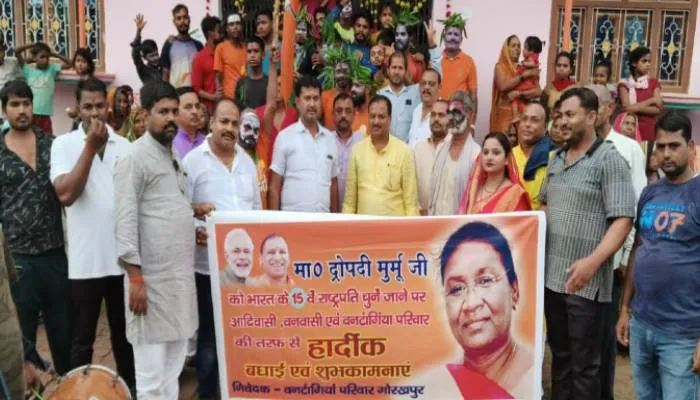 गोरखपुर: द्रौपदी मुर्मू की जीत पर भाजपा ने ढोल-नगाड़ों के साथ शोभा यात्रा निकालकर दी बधाई
