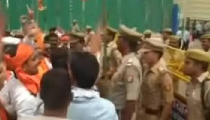 Lulu Mall में हनुमान चालीसा पढ़ने जा रहे हिंदूवादी कार्यकर्ताओं के साथ पुलिस की नोकझोंक, दो दर्जन लोग हिरासत में