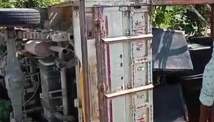 बाराबंकी: महादेवा से जलाभिषेक कर लौट रहे श्रद्धालुओं की पिकअप पलटी, पांच घायल