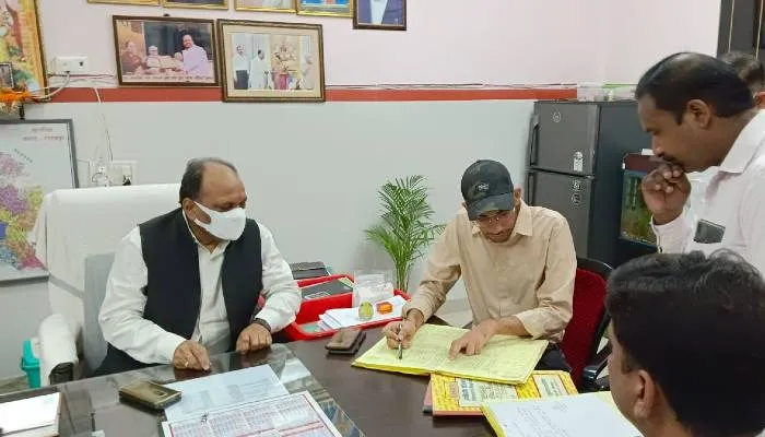 गोरखपुर: सीडीओ समेत अन्य अधिकारियों के औचक निरीक्षण में 102 कर्मचारी मिले अनुपस्थित