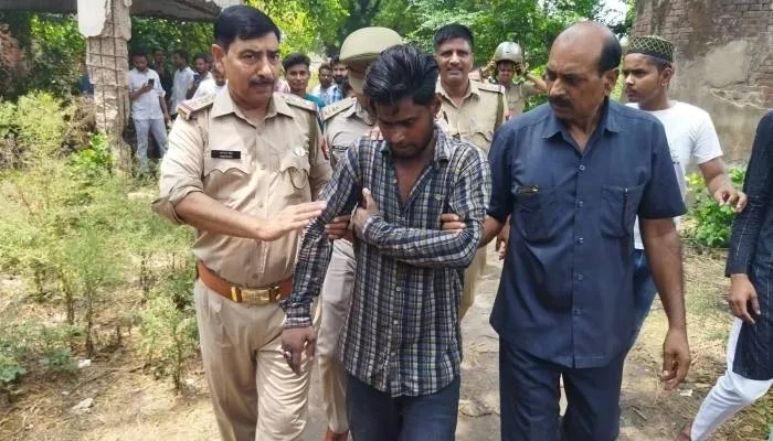 कानपुर: 60 फीट गहरे संपवेल में गिरा युवक 35 फीट पर अटका, पुलिस ने बचाया