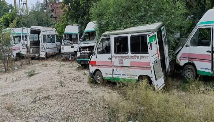 कानपुर: कांशीराम अस्पताल में एक साल से खड़ी हैं 53 एम्बुलेंस, सपा बोली- शर्म करो…