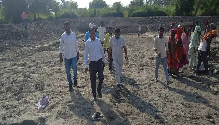 गोंडा: अमृत सरोवर तालाबों का डीडीओ ने किया औचक निरीक्षण, दिया यह आदेश