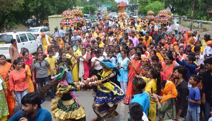 Jagannath Yatra: यात्रा पर निकले भगवान जगन्नाथ, हरे कृष्णा की धुन पर झूमें भक्त