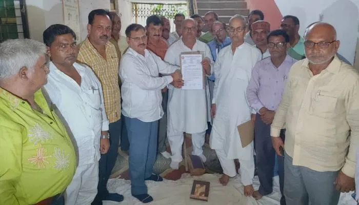 अयोध्या: भेदभाव का आरोप लगाते हुए माध्यमिक शिक्षक संघ के पदाधिकारियों ने संयुक्त शिक्षा निदेशक सौंपा ज्ञापन