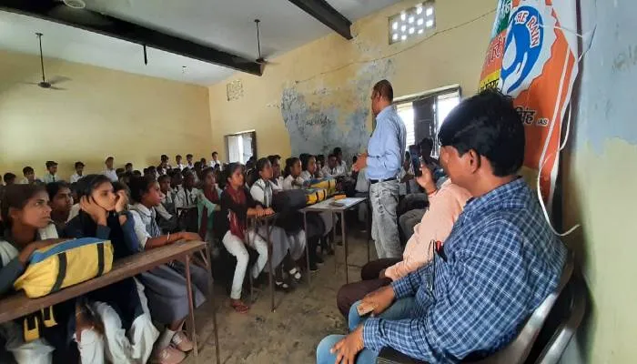 बाराबंकी: जल संरक्षण के प्रति अवर अभियंता लघु सिंचाई ने लोगों को किया सचेत, कही यह बड़ी बात
