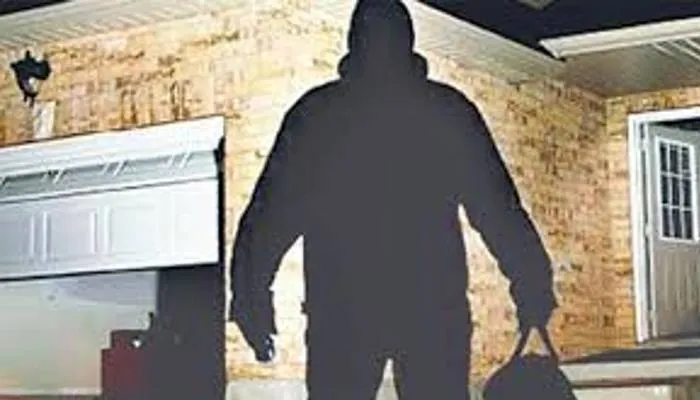 अलीगढ़: रिटायर्ड फौजी के घर चोरी में पुलिस ने 30 से अधिक सीसीटीवी खंगाले, फिर भी खाली हाथ