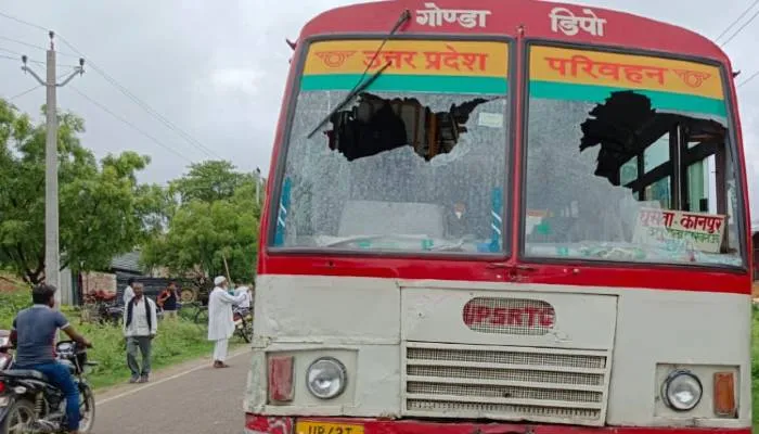गोंडा: बाइक सवार दबंगों ने रोडवेज बस के चालक को लाठी-डंडों से पीटकर किया घायल