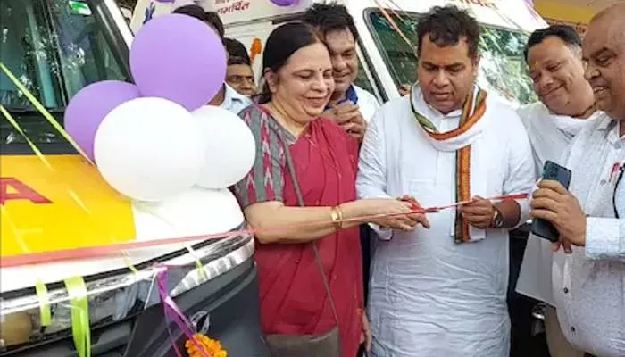 मथुरा: एंबुलेंस का फीता काटने पहुंचे पूर्व मंत्री का पारा हुआ हाई, कर्मचारियों को लगाई फटकार