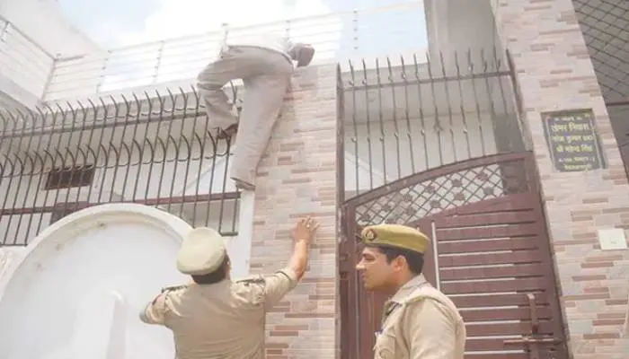 मेरठ: गैंगस्टर व भू माफिया यशपाल तोमर की करोड़ों की कोठी पुलिस ने की जब्त