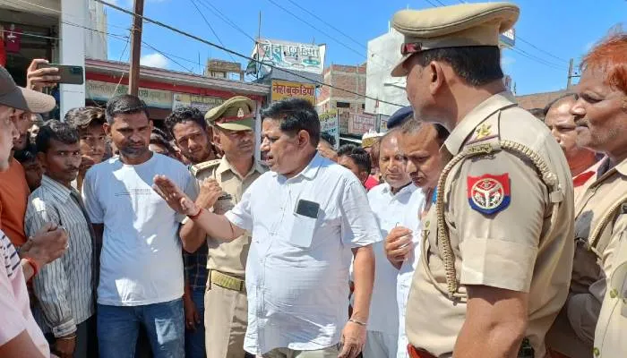 अमेठी: हाईटेंशन लाइन की चपेट में आने से युवक की मौत, गुस्साए लोगों ने शव रखकर मार्ग किया अवरुद्ध