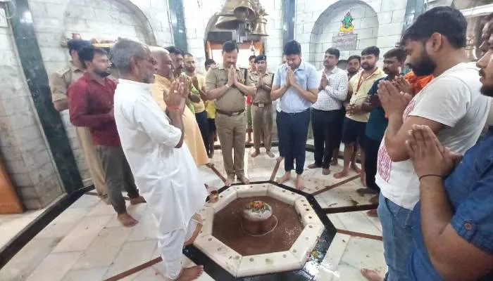 हरदोई: सावन के दूसरे सोमवार पर बाबा सुनासीर नाथ मंदिर का डीएम व एसपी ने किया निरीक्षण, दिये यह निर्देश