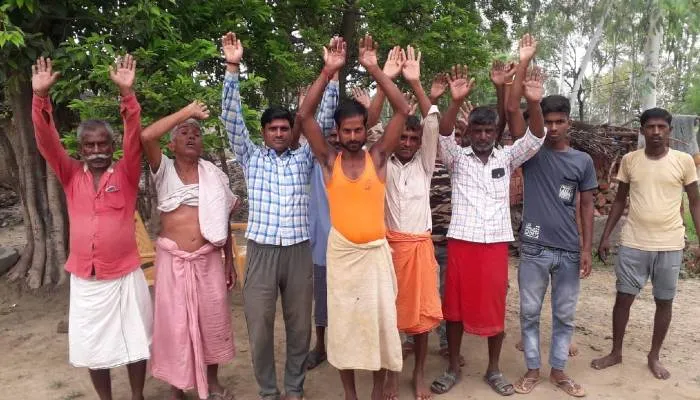 बहराइच: खलिहान की जमीन पर कब्जे को लेकर प्रदर्शन, तहसीलदार ने लेखपाल को किया तलब