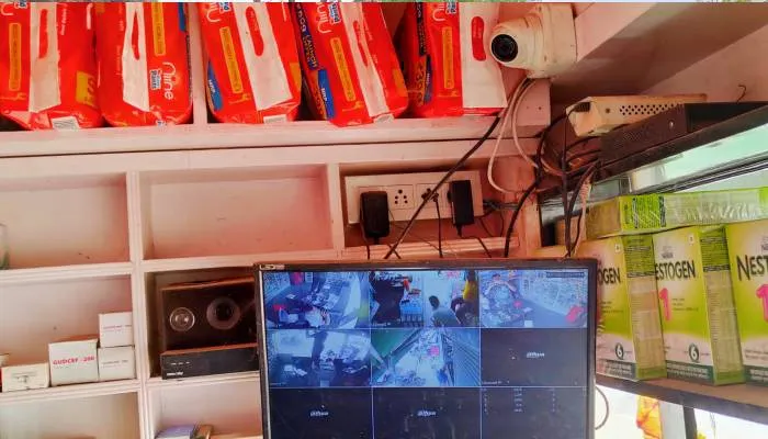 बहराइच: नशे के कारोबार को मंदा करेगा तीसरी आंख, सीमा पर संचालित मेडिकल स्टोर पर लगे सीसीटीवी कैमरे