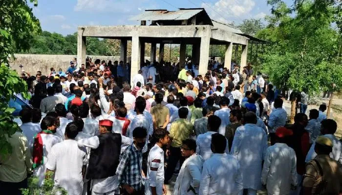 पंचतत्व में विलीन हुईं मुलायम सिंह की पत्नी साधना, नम आखों से बेटे प्रतीक ने दी मुखाग्नि